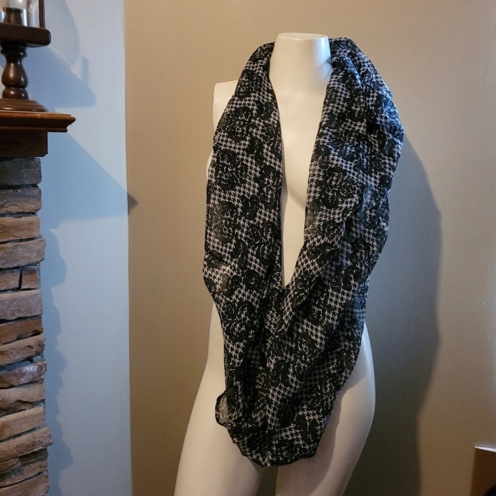 Scarf black and white